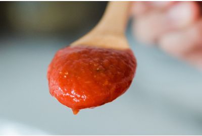 jak usunąć plamę z sosu pomidorowego plama po sosie pomidorowym