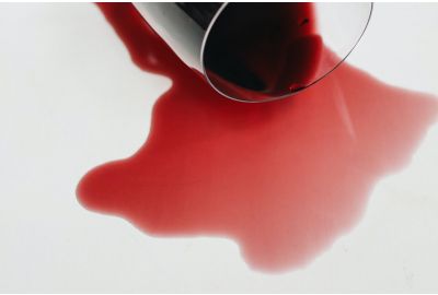 jak usunąć plamy z czerwonego wina, plamy z czerwonego wina na dywanie, plamy z czerwonego wina na kanapie, jak usunąć plamę z czerwonego wina, usuwanie plam z czerwonego wina, stare plamy z czerwonego wina