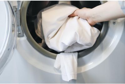 w czym prać białe ubrania żeby nie szarzały, w ilu stopniach prac białe pranie, w jakiej temperaturze prać białe rzeczy, pranie białych rzeczy, jak prać białe rzeczy